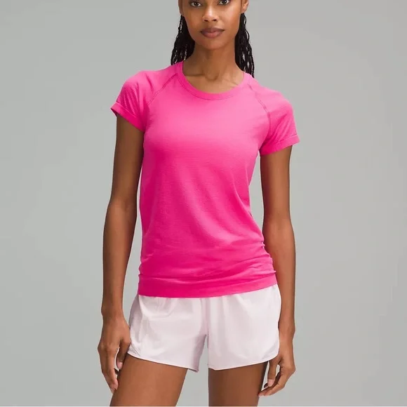 ルルレモン ★Swiftly Tech Short Sleeve 半袖Tシャツ　サイズ４　ピンクフュージョン　定価11800円　ヨガ Lululemon Swiftly Tech Short Sleeve 2.0 Lululemon Swiftly Tech